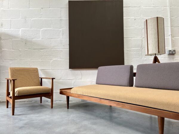 Just a reminder to self another one of these beauties coming soon…Robert Heritage, designed this for East London cabinetmakers Archie Shine in the 1950s there was one on Antiquey roadshow a bit back… Not bad… “138 Sideboard, 1956, by Robert Heritage in rosewood and mahogany, which won the Council of Industrial Design award in 1958” On the website soon www.pavementvintage.co.uk free local delivery #midcenturymodernfurniture #midcenturymodern #midcenturyfurniture #mcmfurniture #mcm #midcenturymodernfurniture #ArchieShine #archieshinestyle #robertheritage #robertheritagedesign #robertheritagesideboard #robertheritagefurniture #cardiff #london #vinterior #pavementvintage #midcenturyinspo #cardiffmcm #walesmcm #midcenturywales #britishmidcentury #heals