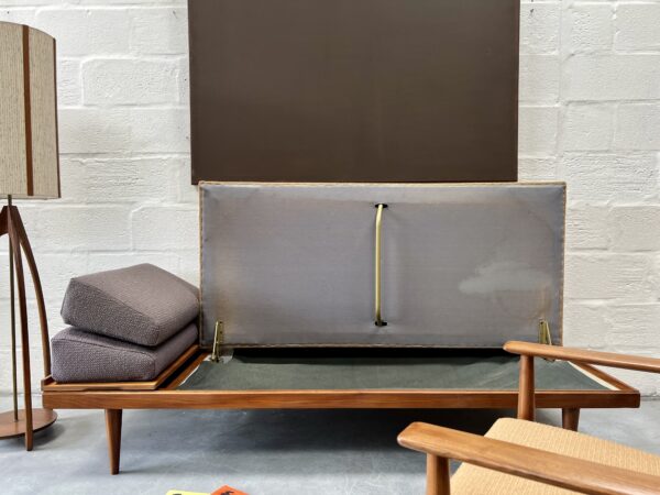 Just a reminder to self another one of these beauties coming soon…Robert Heritage, designed this for East London cabinetmakers Archie Shine in the 1950s there was one on Antiquey roadshow a bit back… Not bad… “138 Sideboard, 1956, by Robert Heritage in rosewood and mahogany, which won the Council of Industrial Design award in 1958” On the website soon www.pavementvintage.co.uk free local delivery #midcenturymodernfurniture #midcenturymodern #midcenturyfurniture #mcmfurniture #mcm #midcenturymodernfurniture #ArchieShine #archieshinestyle #robertheritage #robertheritagedesign #robertheritagesideboard #robertheritagefurniture #cardiff #london #vinterior #pavementvintage #midcenturyinspo #cardiffmcm #walesmcm #midcenturywales #britishmidcentury #heals