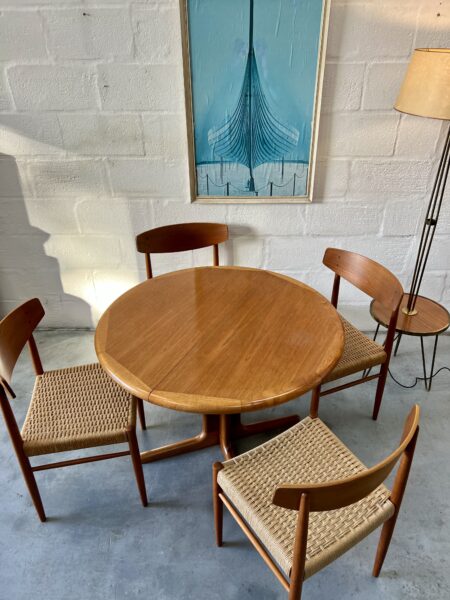 1960s Danish Round Extending Dining Table By Aarsens Møbelfabrik A/S